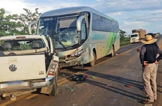 Indígena morre em acidente envolvendo ônibus e caminhonete na BR-364.