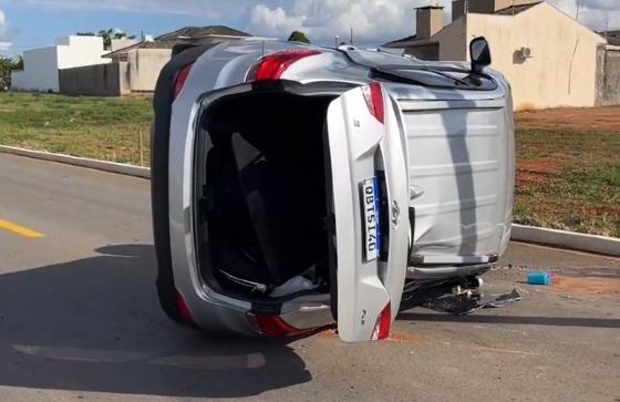 Veículo capota após ser atingido por outro automóvel que invadiu preferencial.