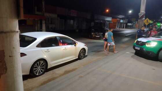 Motorista perde o controle e colide frontalmente com Corolla.