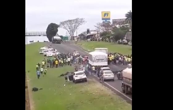 Manifestantes impedem passagem de veículo e motorista atropela sete em Mirassol; nenhuma morte