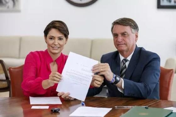 Michelle Bolsonaro se declara ao marido Jair Bolsonaro nas redes sociais