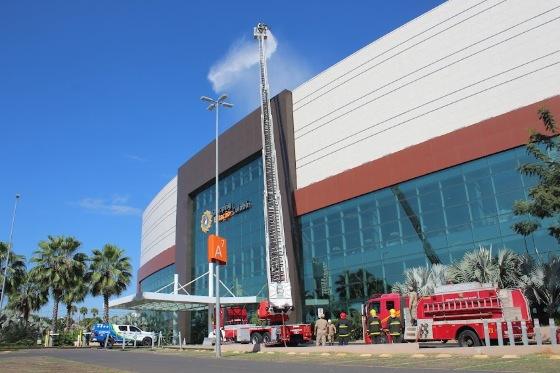 Simulação de incêndio em shopping de Cuiabá assusta população.