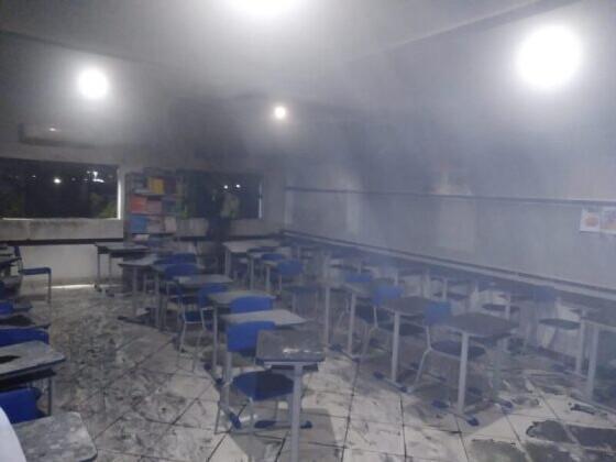 Incêndio atinge sala de aula de escola.