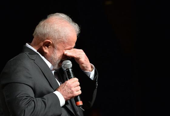 Lula chora ao falar da fome e pede respeito à democracia: "Voltem pra casa"