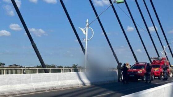 Bombeiros salvam mulher que tentava pular da Ponte Sérgio Motta em VG.