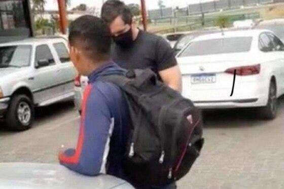 Jovem negro abordado por policial em 2021