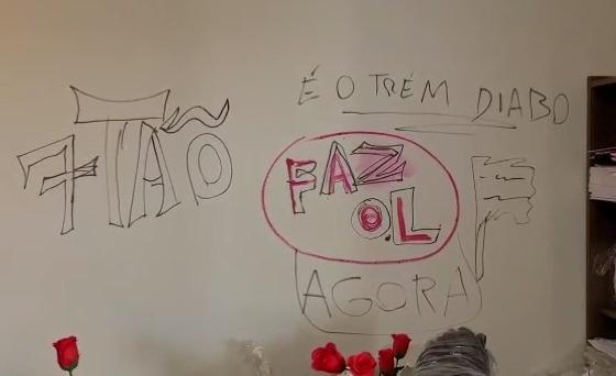 Antes de fugir eles picharam parede: "Faz o L agora"