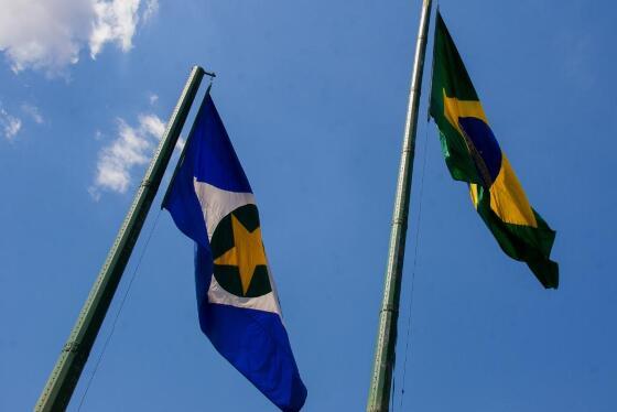 Bandeiras,de Mato Grosso e do Brasil