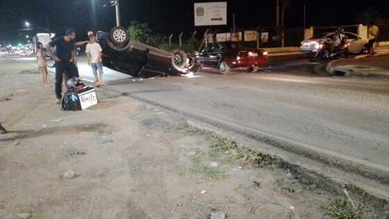 Visivelmente embriagado, motorista capota veiculo na FEB e abandona o local