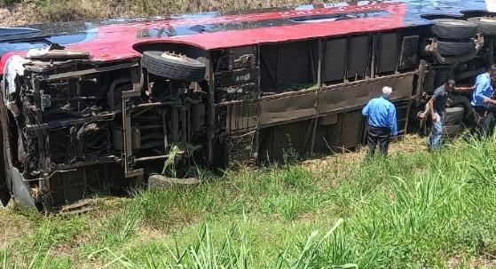 Ônibus de viagem tomba na BR-364 e deixa dois feridos.