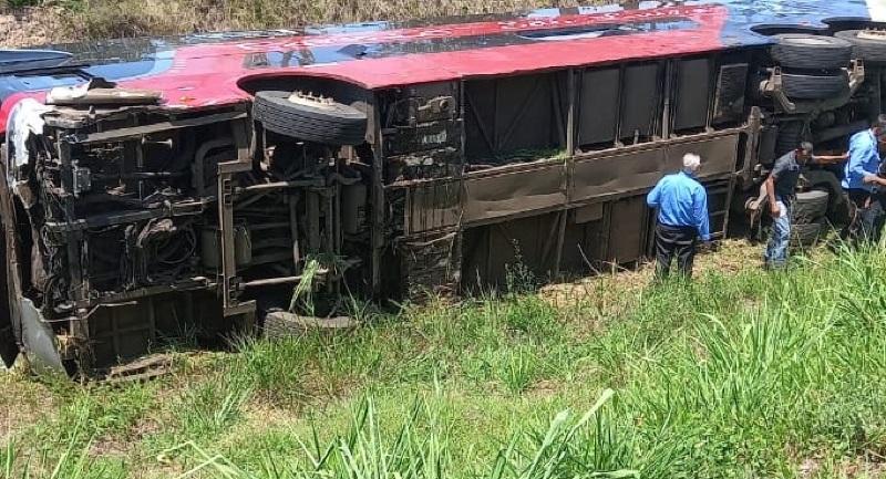 Uma pessoa morre e outras 20 ficam feridas após ônibus tombar na BR-480, em  Erechim, Rio Grande do Sul