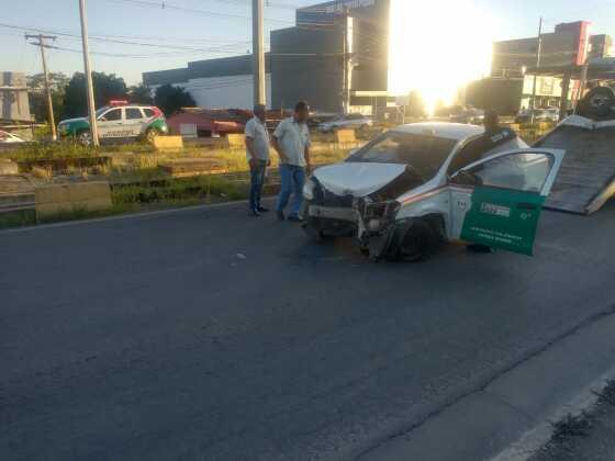 Taxista abandona veículo após colidir em "gelo baiano" na Feb em VG 