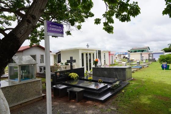 Jovem sai correndo de cemitério após tarado mostrar pênis e se masturbar.