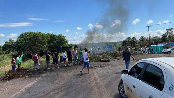 Manifestantes seguem bloqueando trechos da BR-163 com pneus queimados.