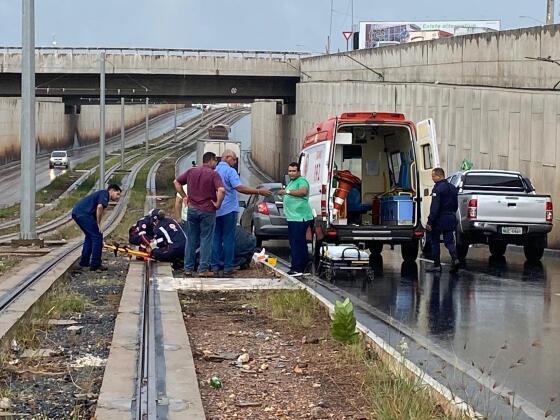 Motociclista é levada ao HMC após cair sozinha na Feb em VG.