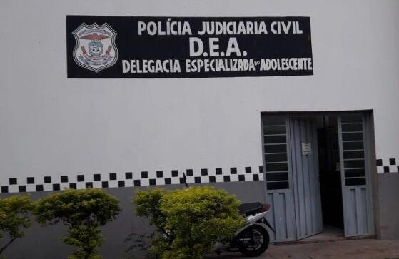 Adolescente tirou fotos íntimas da vítima e ameaçou divulgar o conteúdo na internet.