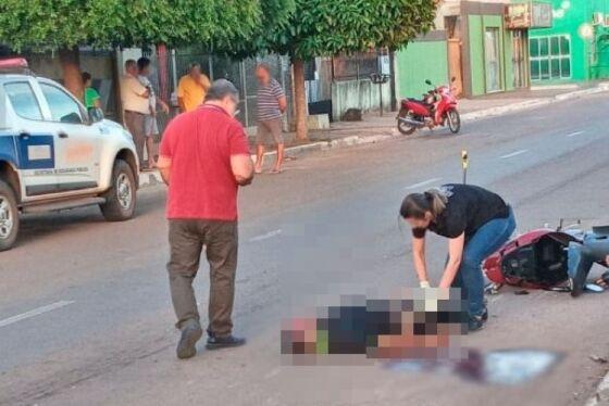 Jovem é derrubado da moto e executado com tiros em avenida de MT.