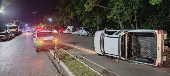 Motorista bêbado causa acidente e veículo tomba em avenida de VG.