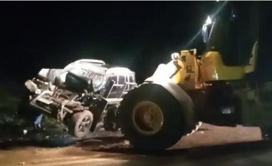 Carro colide na traseira de máquina e deixa três crianças em estado grave.