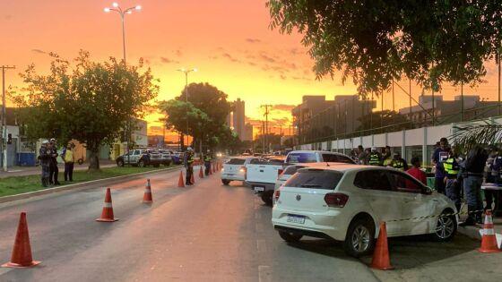 Blitz em Cuiabá prende 9 por embriaguez e remove 37 veículos.