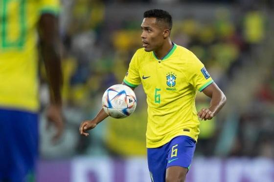 Alex Sandro está com lesão muscular no músculo do quadril esquerdo