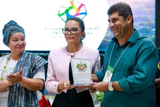 Primeira-dama Virginia Mendes recebe homenagem no encontro das ouvidorias públicas do Brasil 
