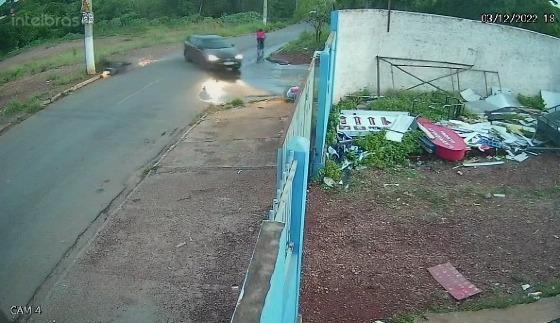 O motociclista tenta frear e desviar, mas acaba deslizando na pista.