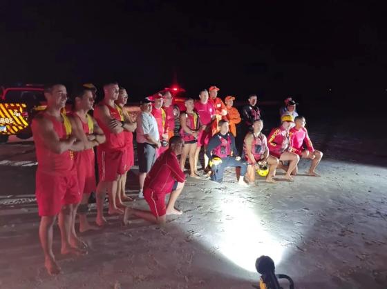 Desaparecido ao tentar salvar turista, bombeiro nada 21 km e se salva no CE