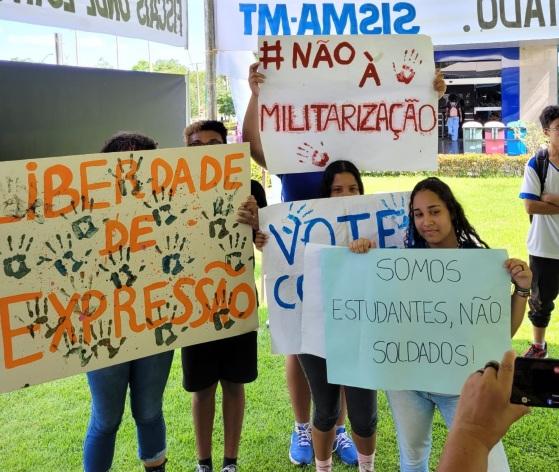 Estudantes e professores manifestam na AL contra militarização da Adalgisa de Barros