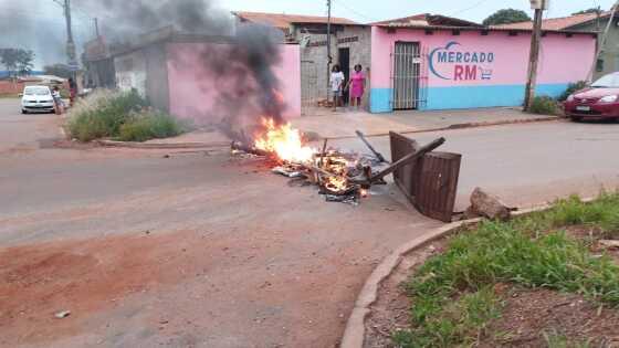 Manifestação contra falta de água no bairro São Simão 