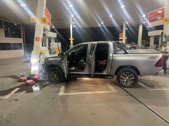 Homem é preso ao fugir de blitz e bater com caminhonete roubada em posto de Cuiabá.