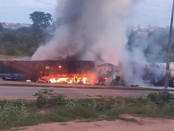 Carreta carregada de álcool pega fogo após colisão na BR-364.