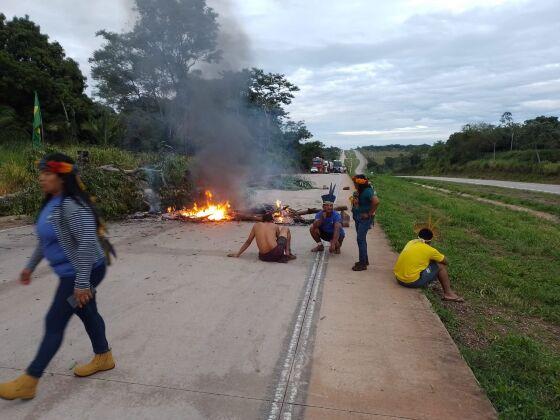 Contra posse de Lula, indígenas fecham BR-364 e colocam fogo na estrada.