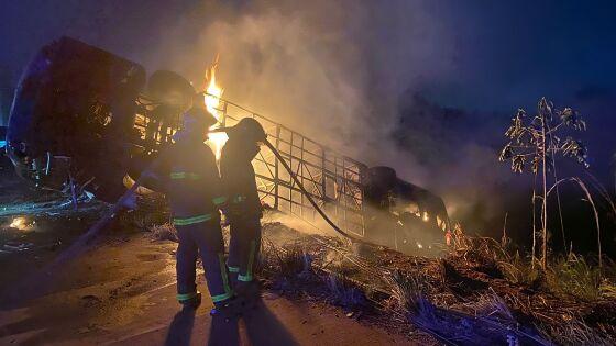 Falha no freio fez ônibus tombar e pegar fogo na Estrada Guia em Cuiabá.