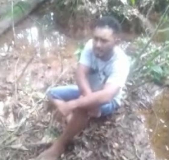 Homem recebe vídeo de sobrinho sendo executado a tiros na beiro de um rio.