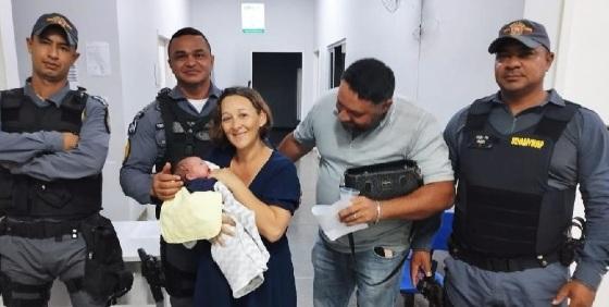 Recém-nascido desacordado após se engasgar com leito é salvo por PMs.