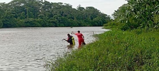 Eles foram pescar e resolveram se refrescar.