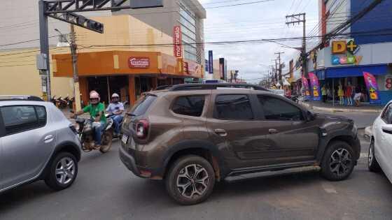 Duster fura sinal e causa acidente na Couto Magalhães em VG.