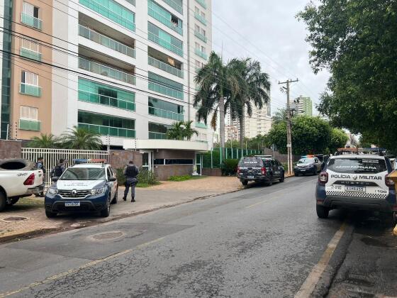 Casal invade apartamento em Cuiabá, agride morador, e foge após vítima pedir socorro.