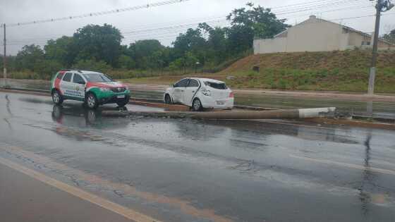 Sem CNH e com multa de mais de 20  mil, motorista capota, derruba poste e foge do local