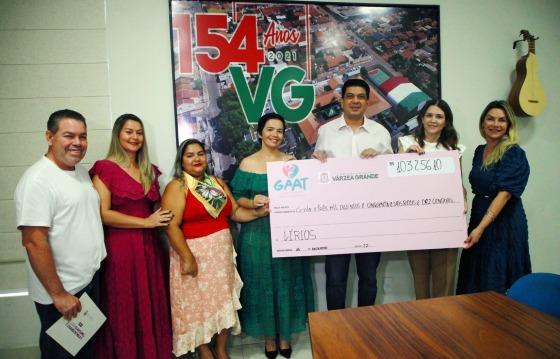 Entrega de cheque simbólico no valor de R$ 103.256,10