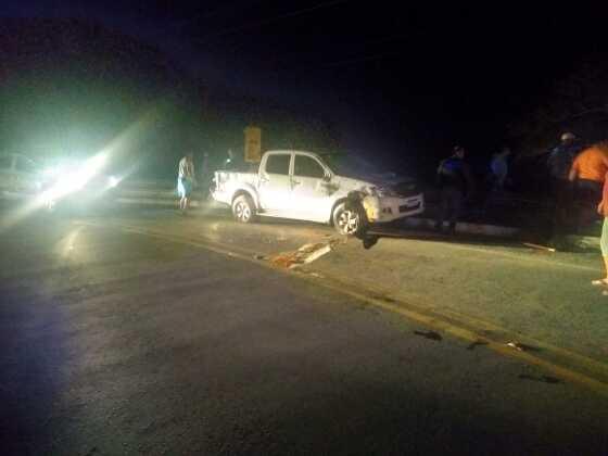 Homem rouba caminhonete e capota no Portão do Inferno.