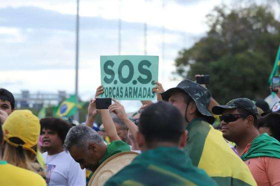 Raio atinge local de ato antidemocrático em Brasília e deixa um ferido