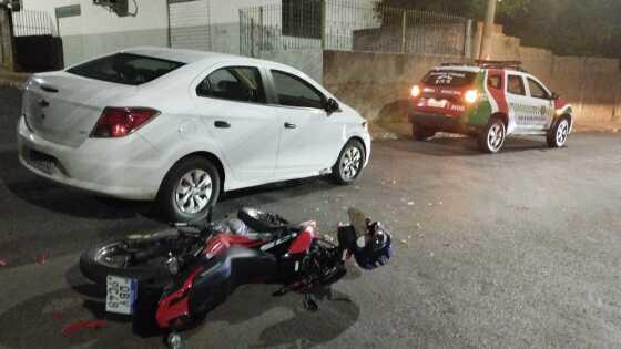Motociclista fica ferido após "furar" preferencial e atingir veículo em VG.
