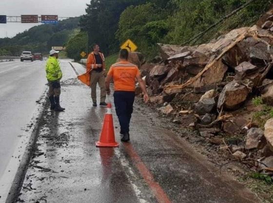 Deslizamento por conta dos temporais 