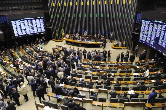 Partido diz que mudança de sobras eleitorais impactará mandatos de vários deputados empossados; STF tira de julgamento