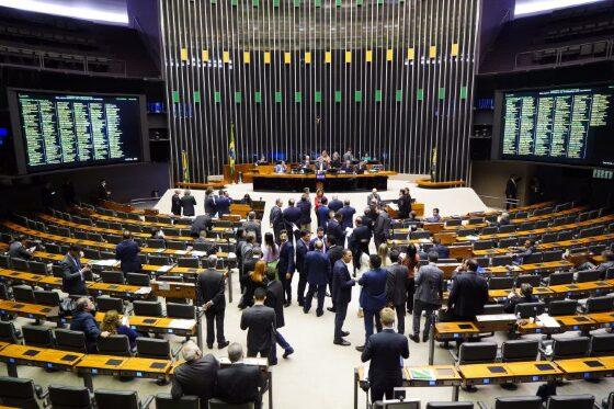 Câmara aprova, em 1° turno, teto-base de gastos por 1 ano; segundo turno de votação será nesta quarta (21).