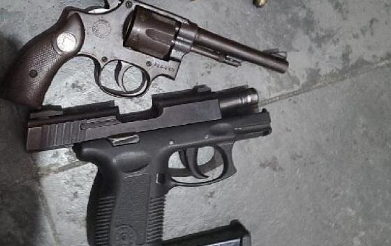 Dupla é presa e carro e arma roubada de policial é recuperada em Cuiabá.