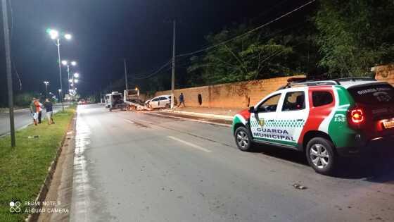 Homem perde controle do carro e colide contra poste na estrada da Guarita em VG.