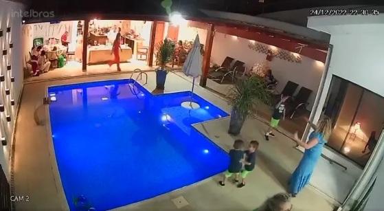 Vídeo de menino pulando em piscina para salvar o irmão viraliza nas redes sociais: "Herói do Natal"